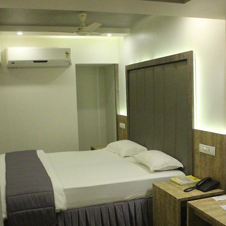 Nimantran Hotel Нави Мумбай Екстериор снимка