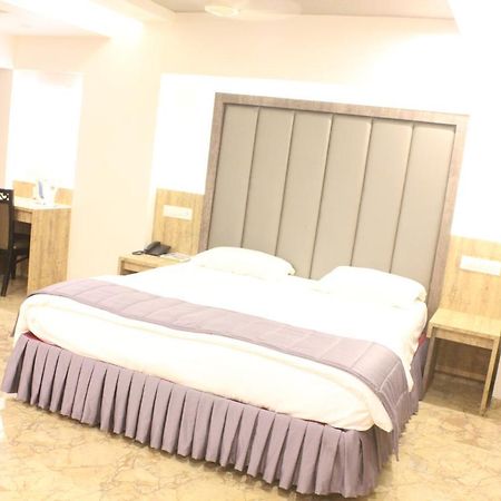 Nimantran Hotel Нави Мумбай Екстериор снимка