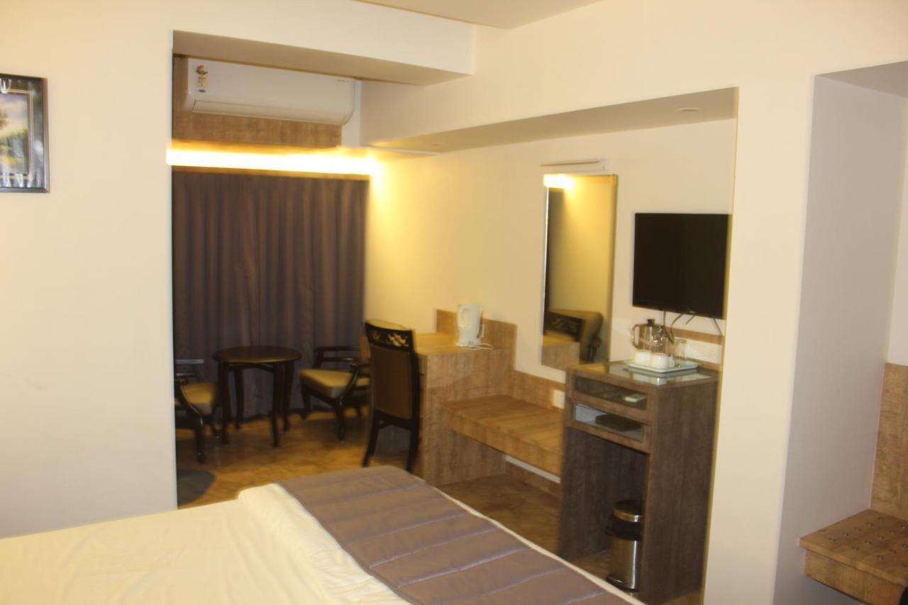 Nimantran Hotel Нави Мумбай Екстериор снимка