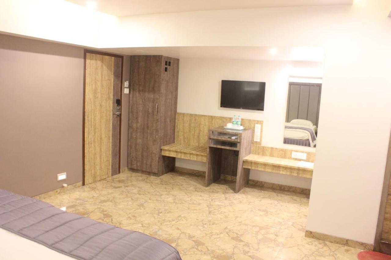 Nimantran Hotel Нави Мумбай Екстериор снимка