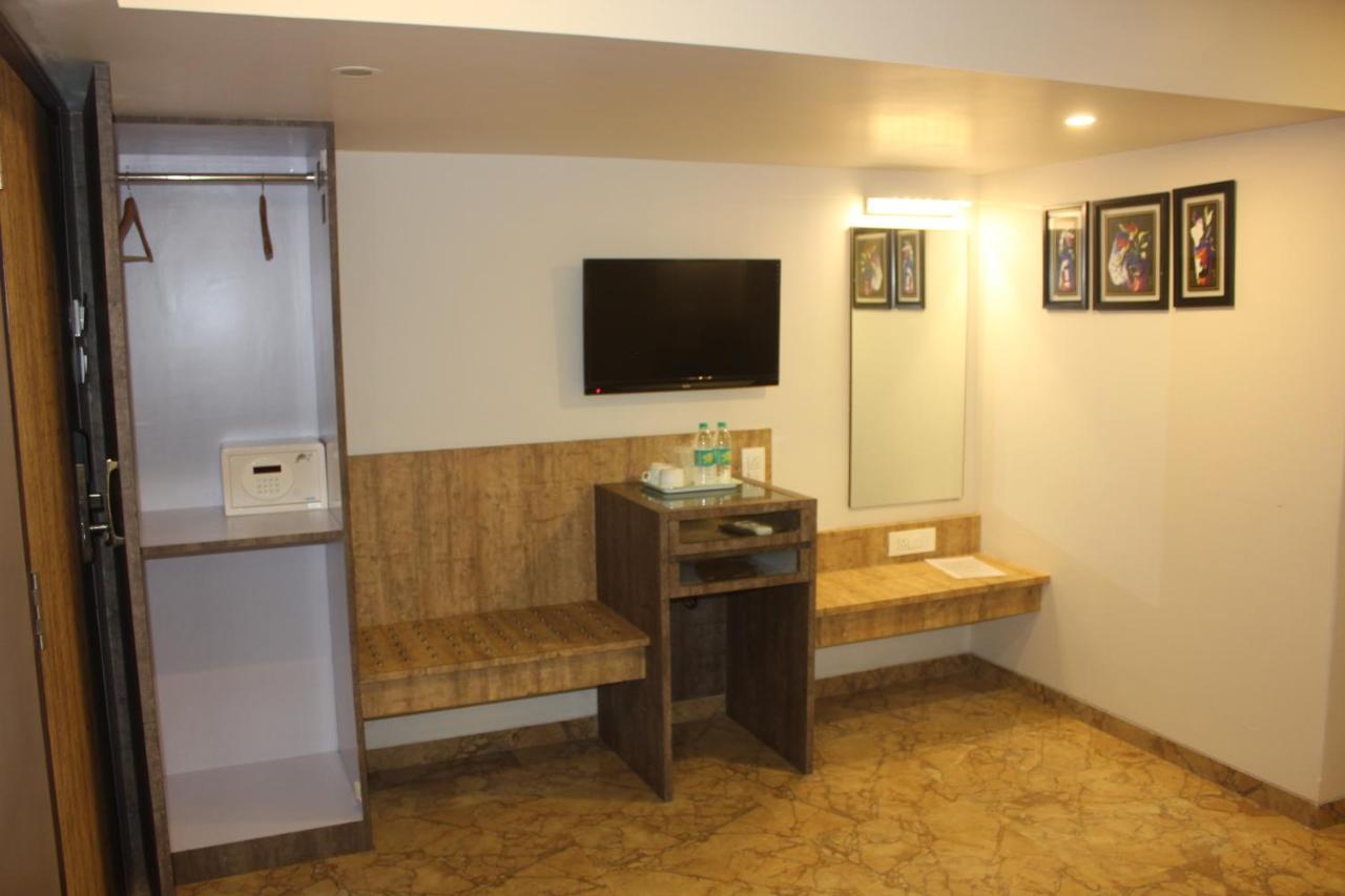 Nimantran Hotel Нави Мумбай Екстериор снимка
