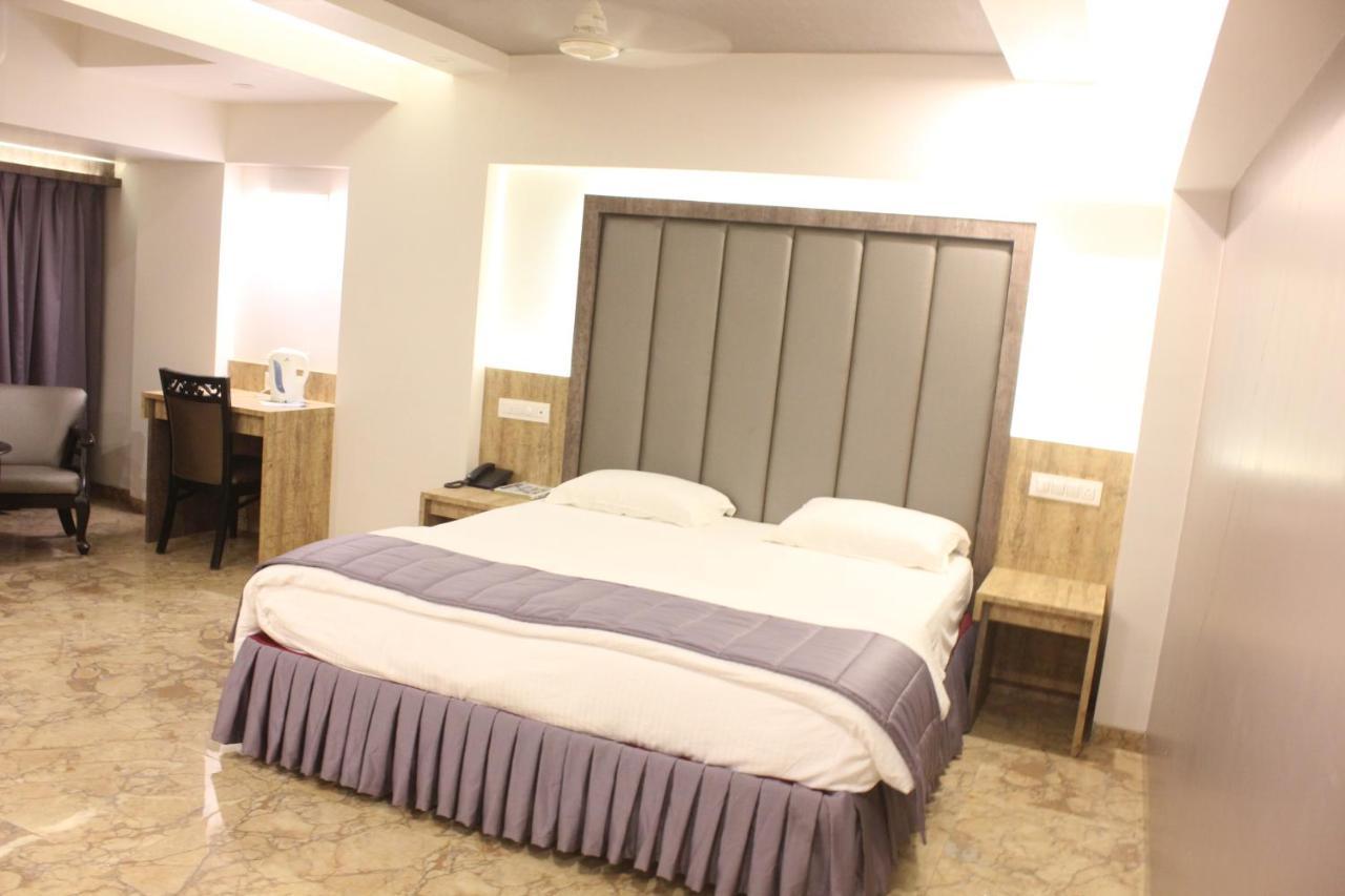 Nimantran Hotel Нави Мумбай Екстериор снимка