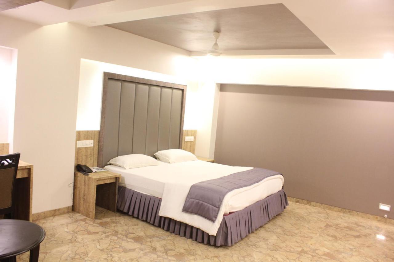 Nimantran Hotel Нави Мумбай Екстериор снимка