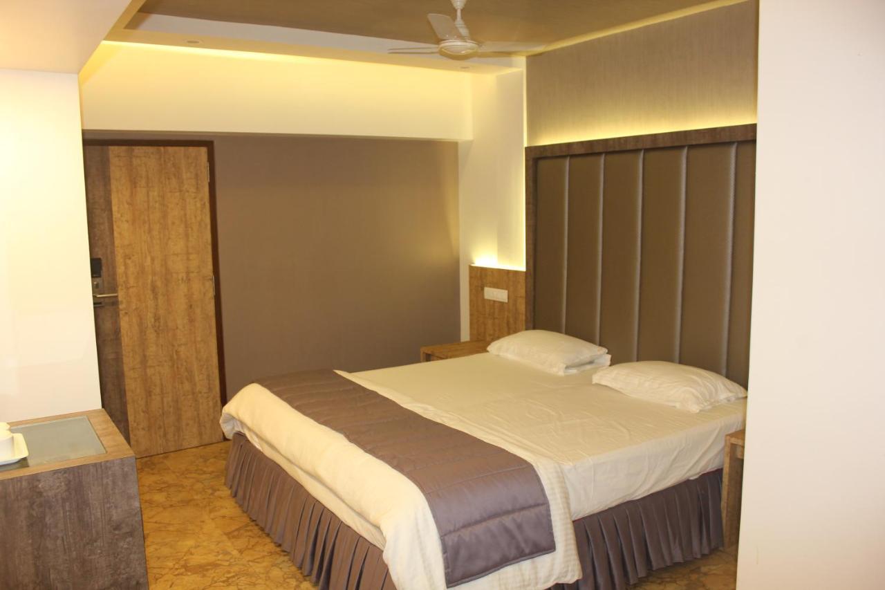 Nimantran Hotel Нави Мумбай Екстериор снимка