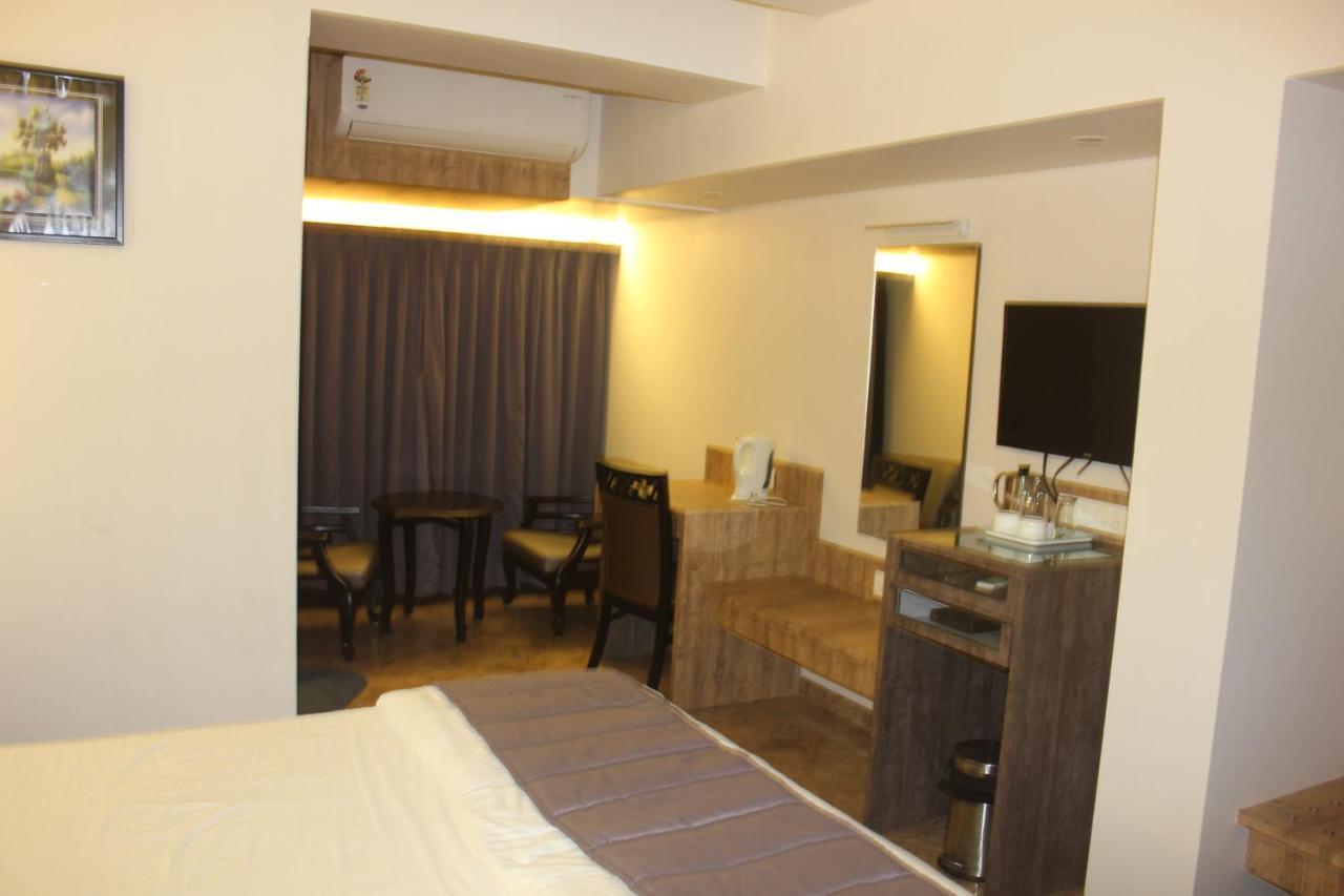 Nimantran Hotel Нави Мумбай Екстериор снимка