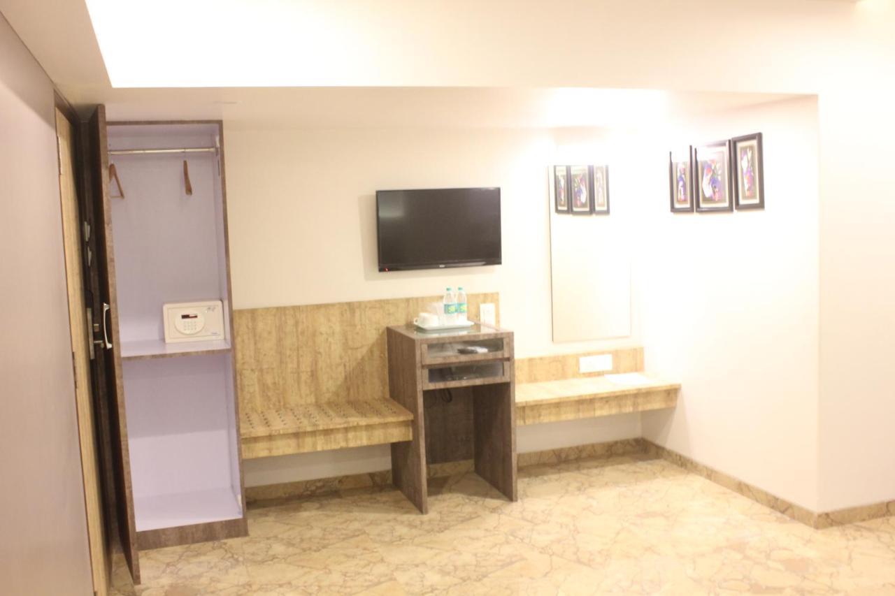Nimantran Hotel Нави Мумбай Екстериор снимка