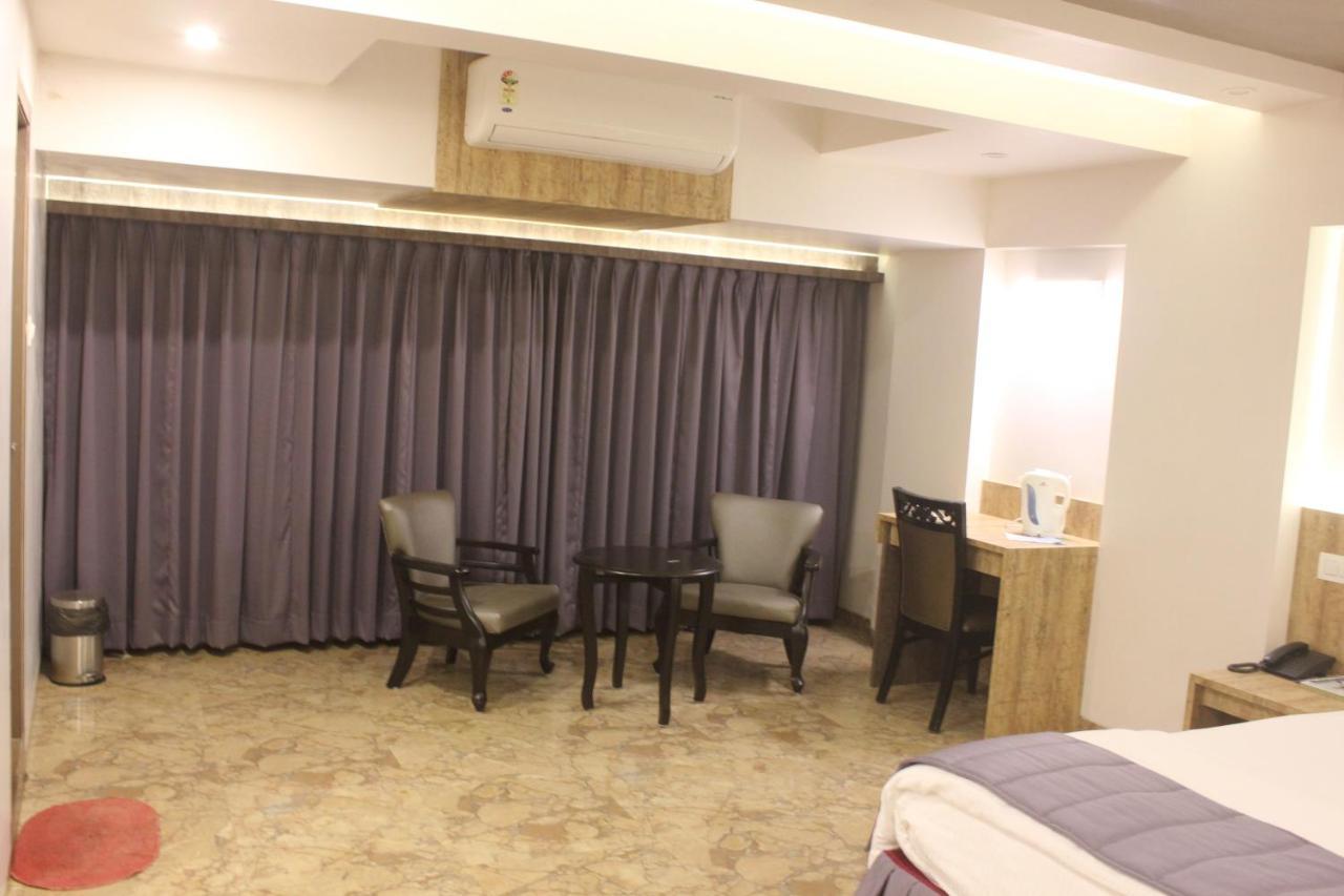 Nimantran Hotel Нави Мумбай Екстериор снимка