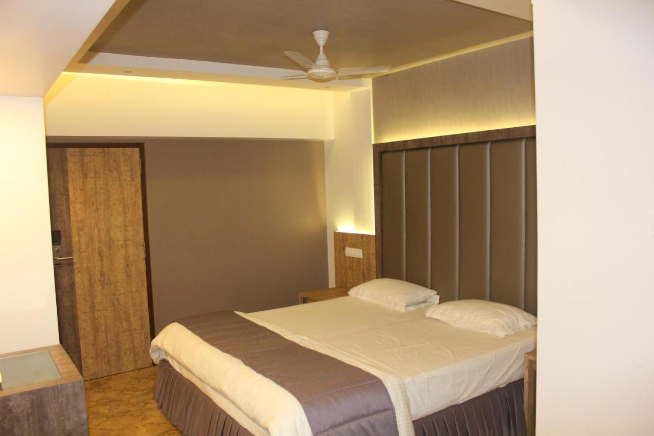 Nimantran Hotel Нави Мумбай Екстериор снимка