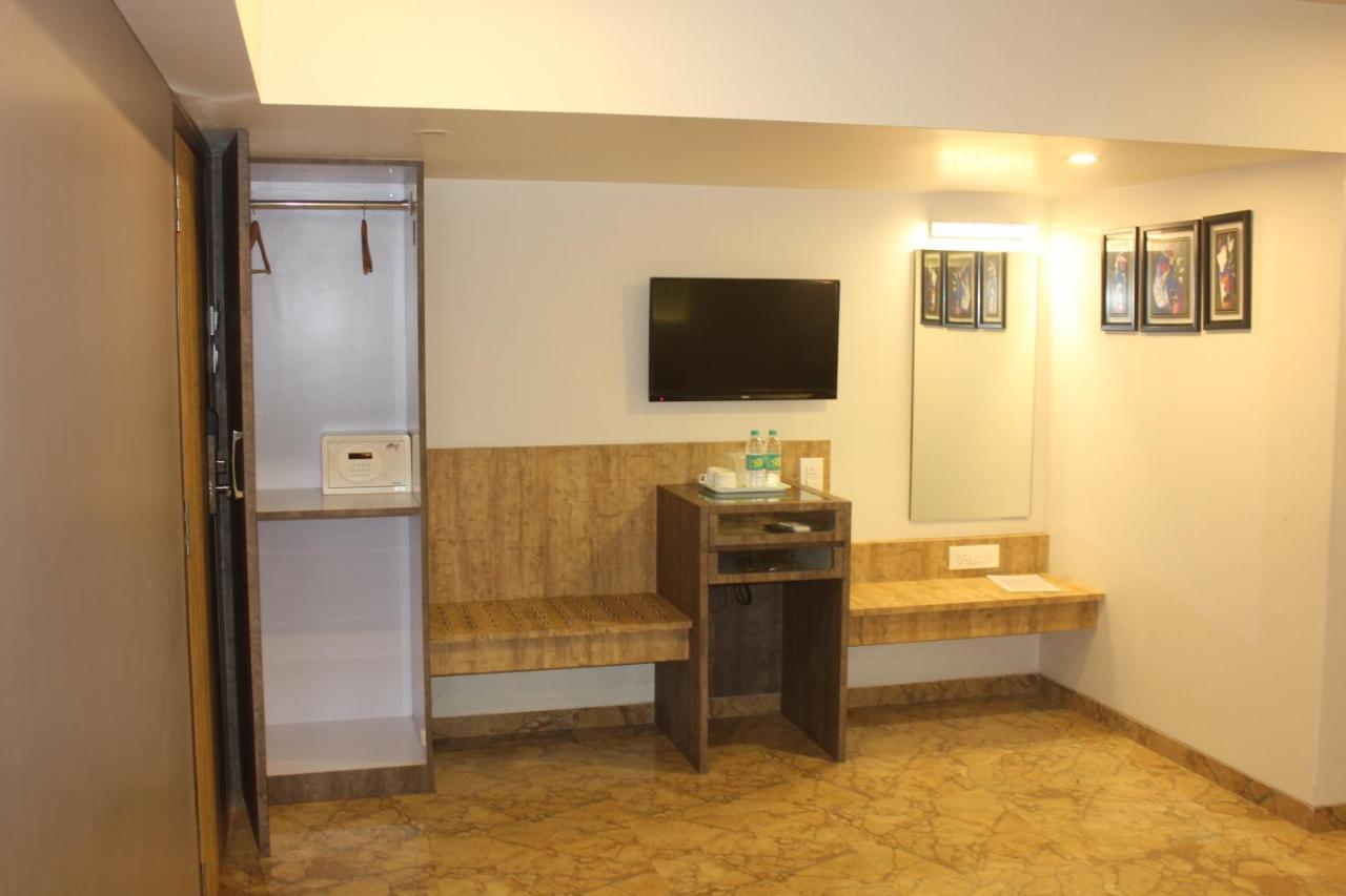 Nimantran Hotel Нави Мумбай Екстериор снимка