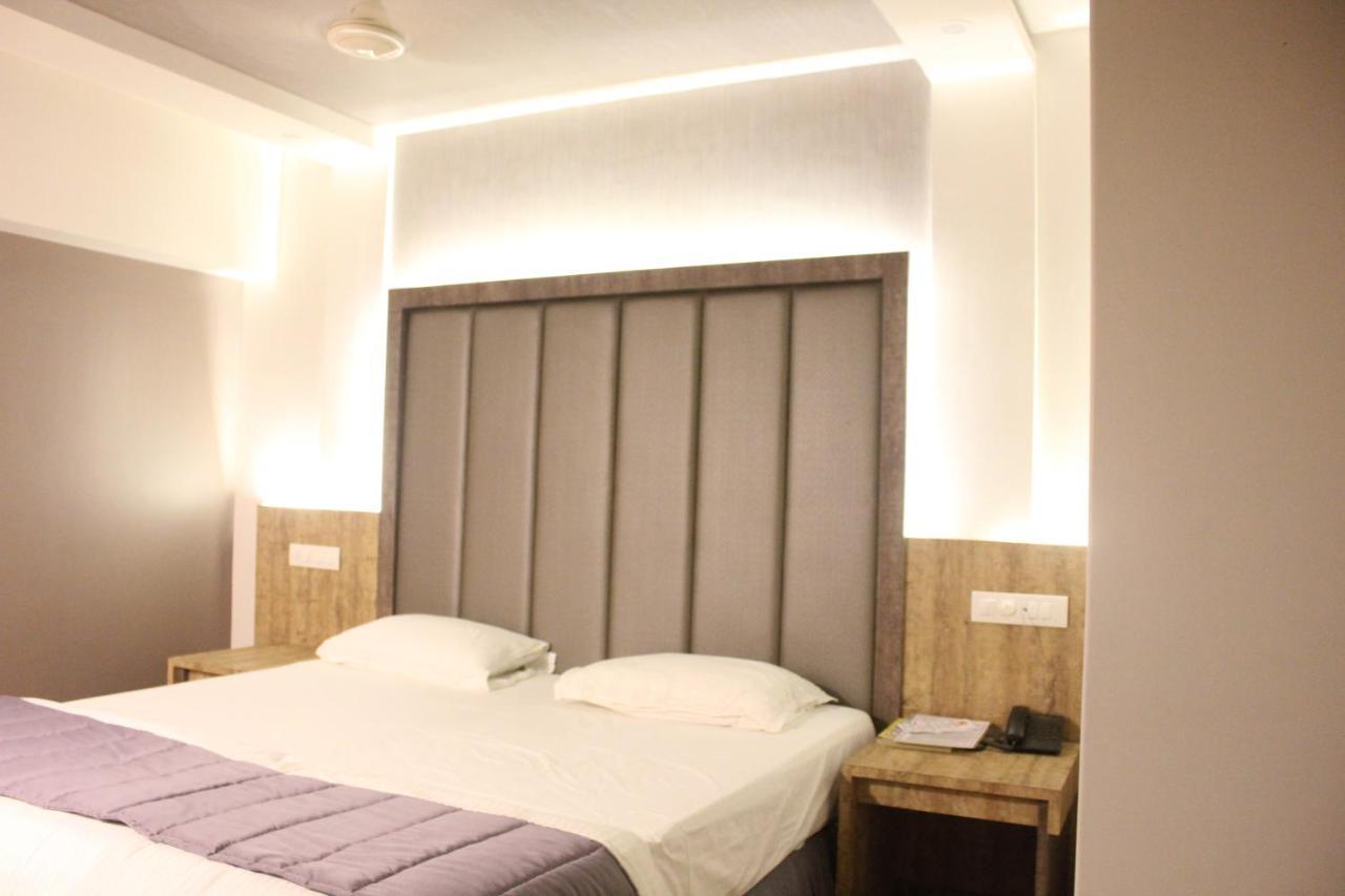Nimantran Hotel Нави Мумбай Екстериор снимка