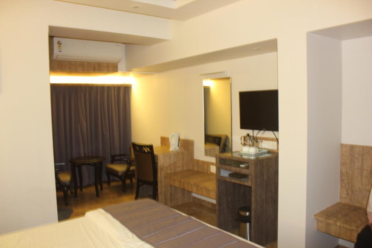 Nimantran Hotel Нави Мумбай Екстериор снимка