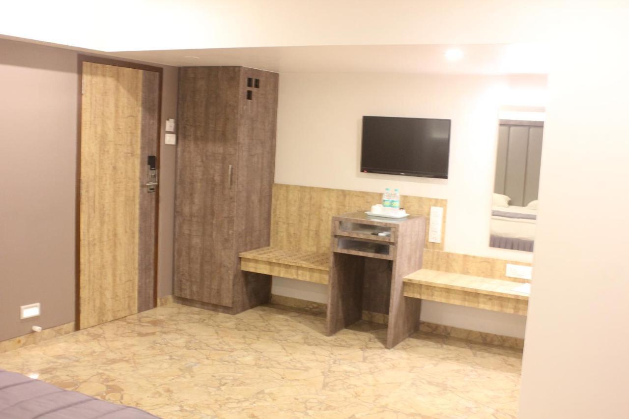 Nimantran Hotel Нави Мумбай Екстериор снимка