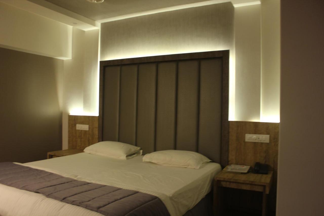 Nimantran Hotel Нави Мумбай Екстериор снимка
